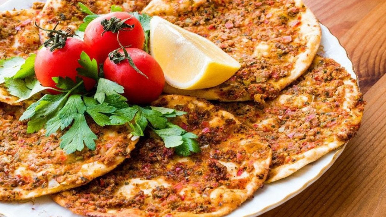 Dışarıda yediğinize pişman olmayın! Hazır yufkayla lahmacun yapmak şaşırtıcı derecede kolay! 4 502517