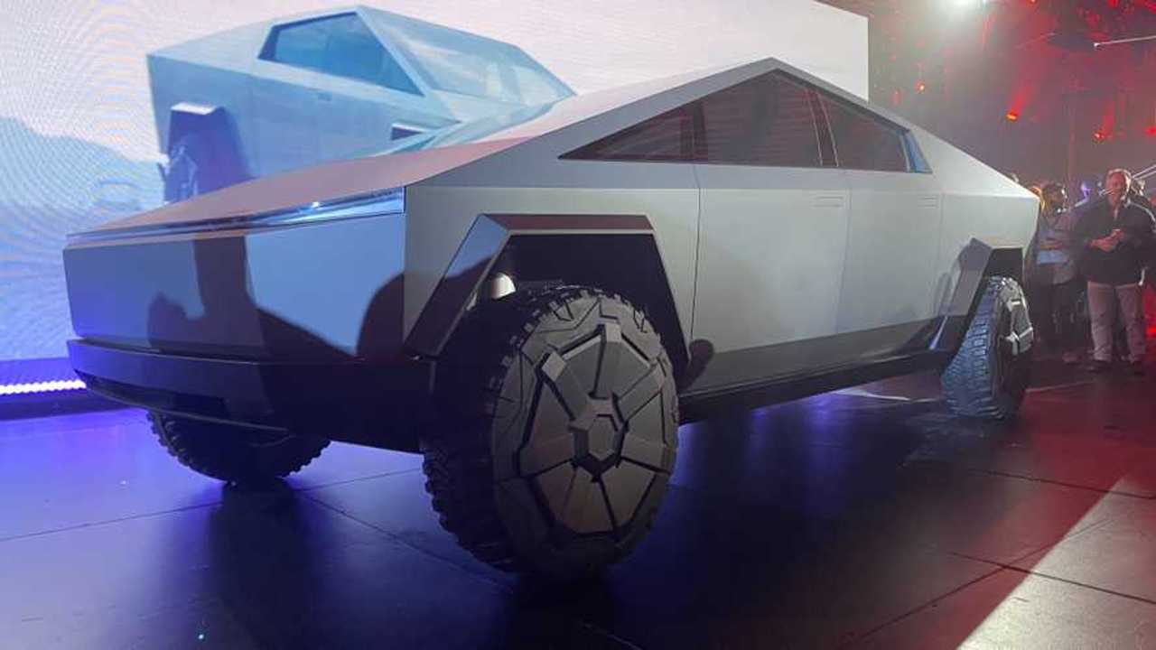 Tesla Cybertruck beton duvara çarptı! İşte zorlu testin sonuçları 21 Tesla Cybertruck beton duvara carpti Zorlu testten basarili sonuclar aldi