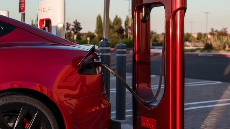 Tesla Supercharger'larda kuyruk sistemini denemeye başlıyor! 9 tesla sarj istasyonlarinda kuyruk sistemini denemeye basliyor kapak