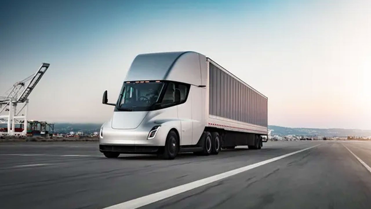 Tesla'nın elektrikli tır projesi başarısız mı oldu? 14 tesla semi avrupa teslimatlari basladi mi 1