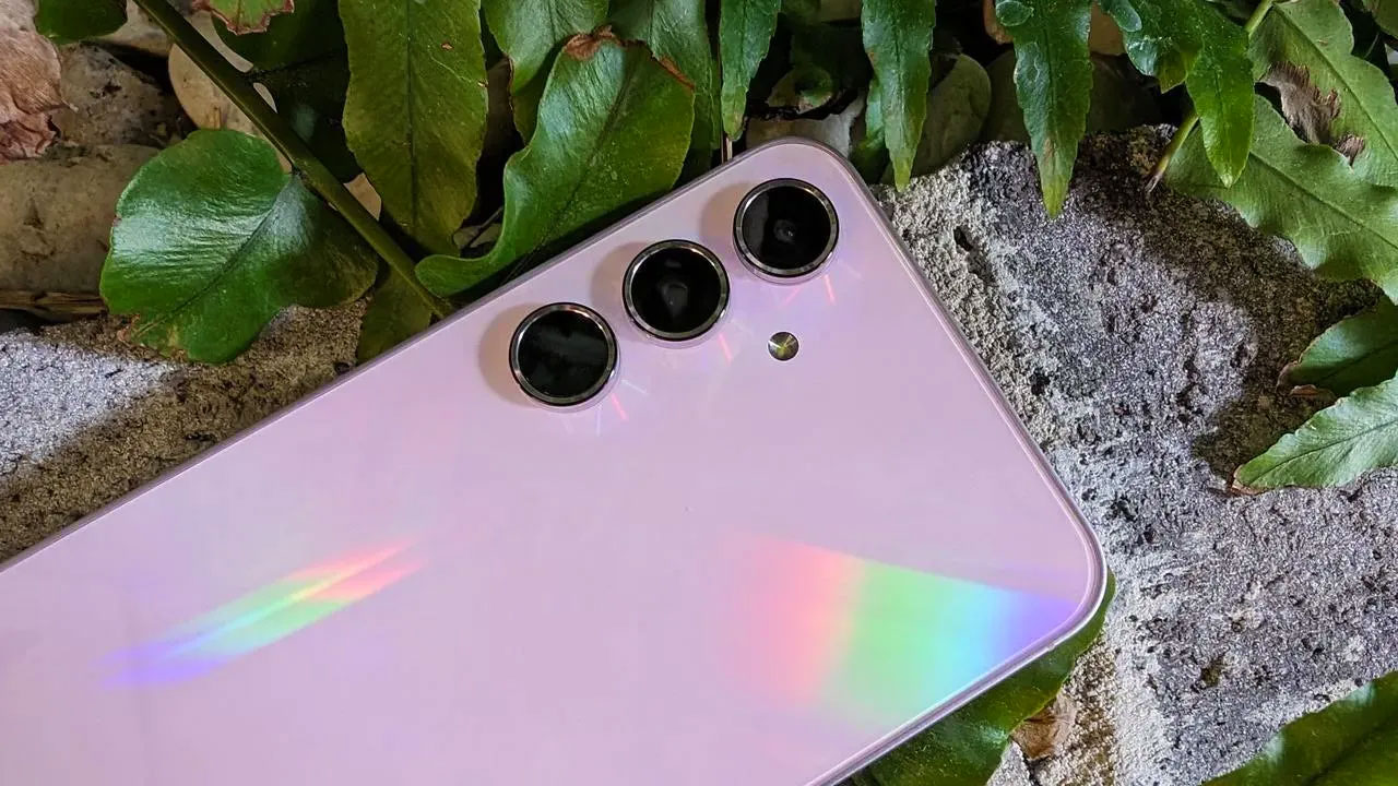 Samsung Galaxy F56 tanıtıldı: Özellikleri ve fiyatı! 10 samsung galaxy a56 icin ilk guncelleme yayinladi 2