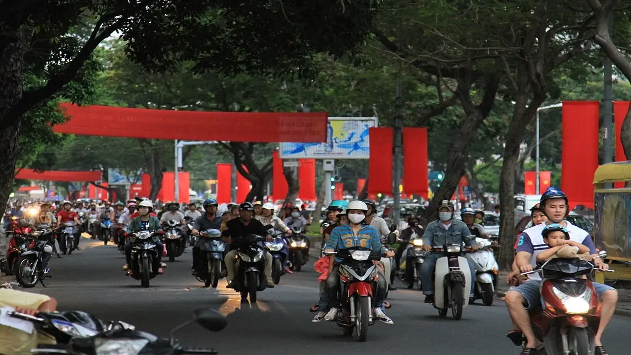 Vietnamda benzinli motosikletle.webp