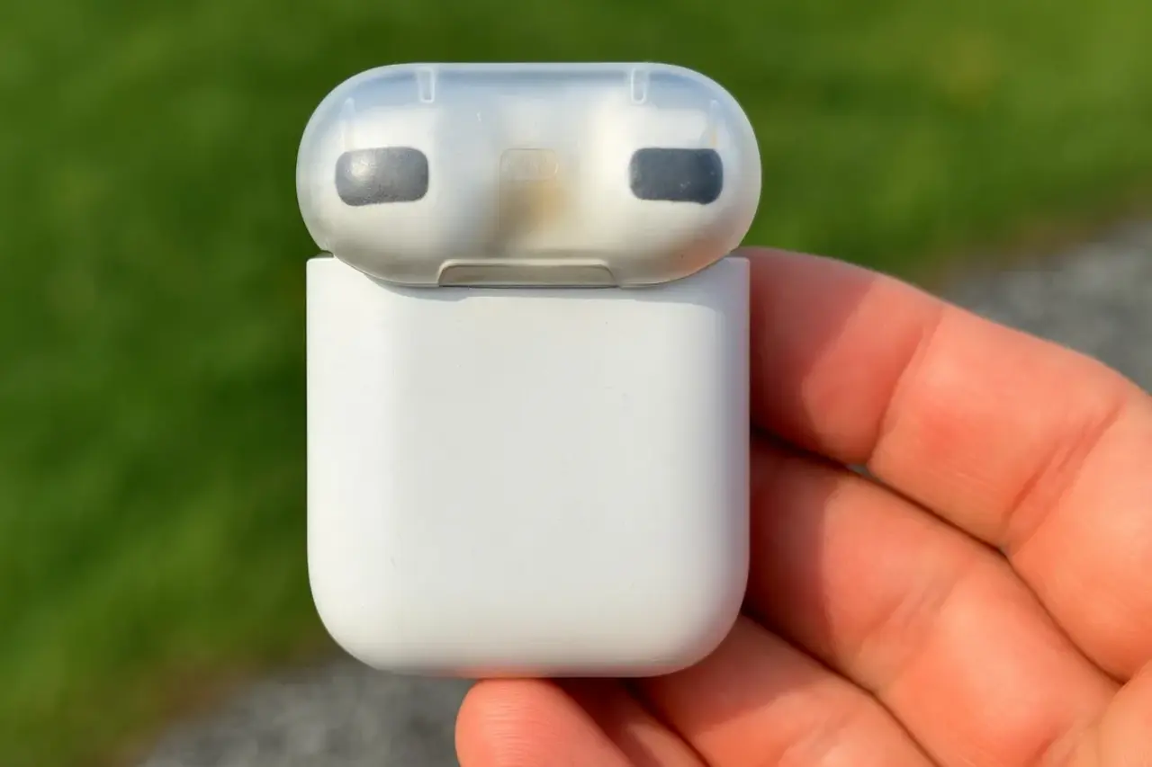 Şeffaf kapaklı AirPods ortaya çıktı 22 Seffaf kapakli AirPods karsimiza.webp