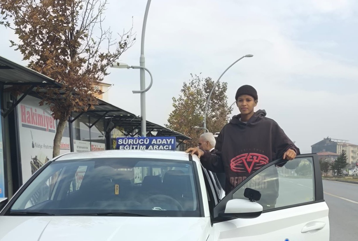 Milli voleybolcu Melissa Vargas, ehliyetini Malatya'da aldı 13 550620